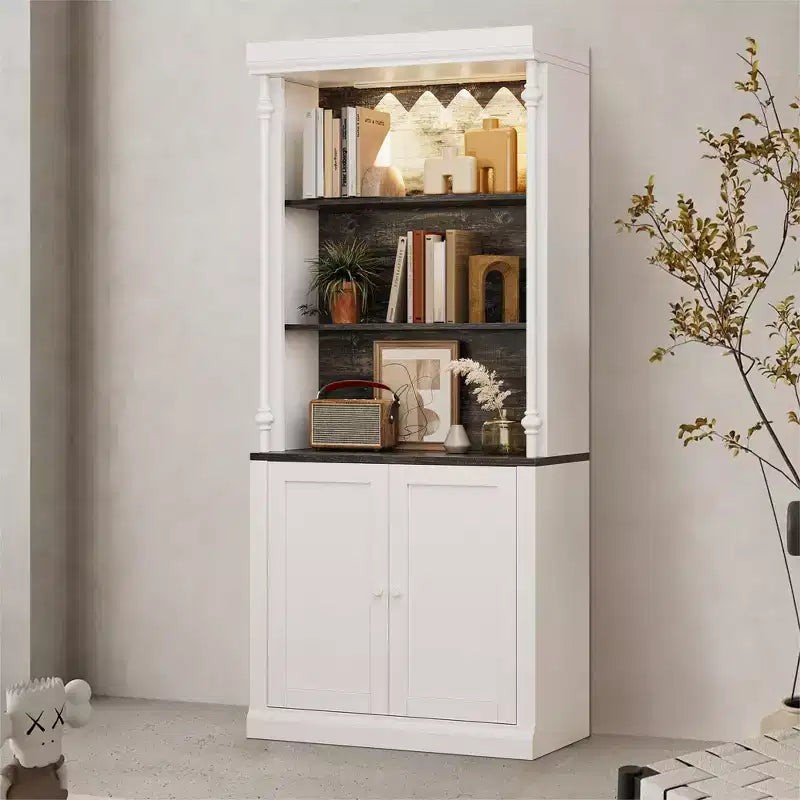 Credenza freestanding con illuminazione a LED, dotata di due ante e ripiani regolabili, ideale per sale da pranzo e soggiorni.
