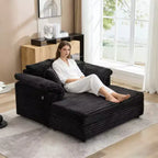 Poltrona chaise longue oversize da interno, comodo divano lounge in velluto a coste con ampi braccioli imbottiti e cuscini decorativi, accogliente divano letto per soggiorno