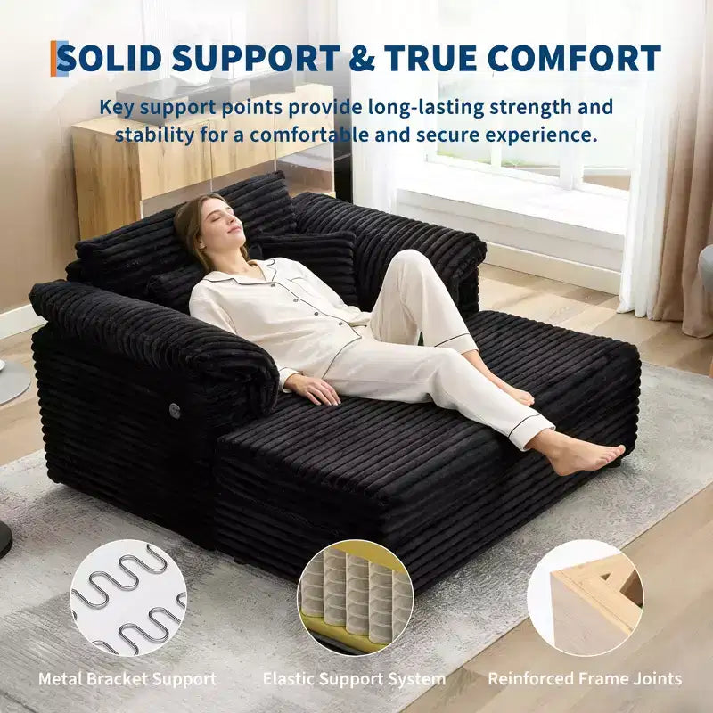 Poltrona chaise longue oversize da interno, comodo divano lounge in velluto a coste con ampi braccioli imbottiti e cuscini decorativi, accogliente divano letto per soggiorno
