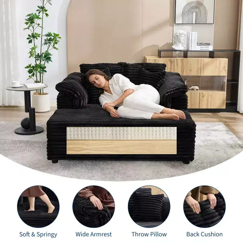 Poltrona chaise longue oversize da interno, comodo divano lounge in velluto a coste con ampi braccioli imbottiti e cuscini decorativi, accogliente divano letto per soggiorno