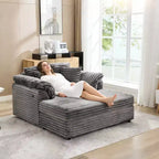 Poltrona chaise longue oversize da interno, comodo divano lounge in velluto a coste con ampi braccioli imbottiti e cuscini decorativi, accogliente divano letto per soggiorno