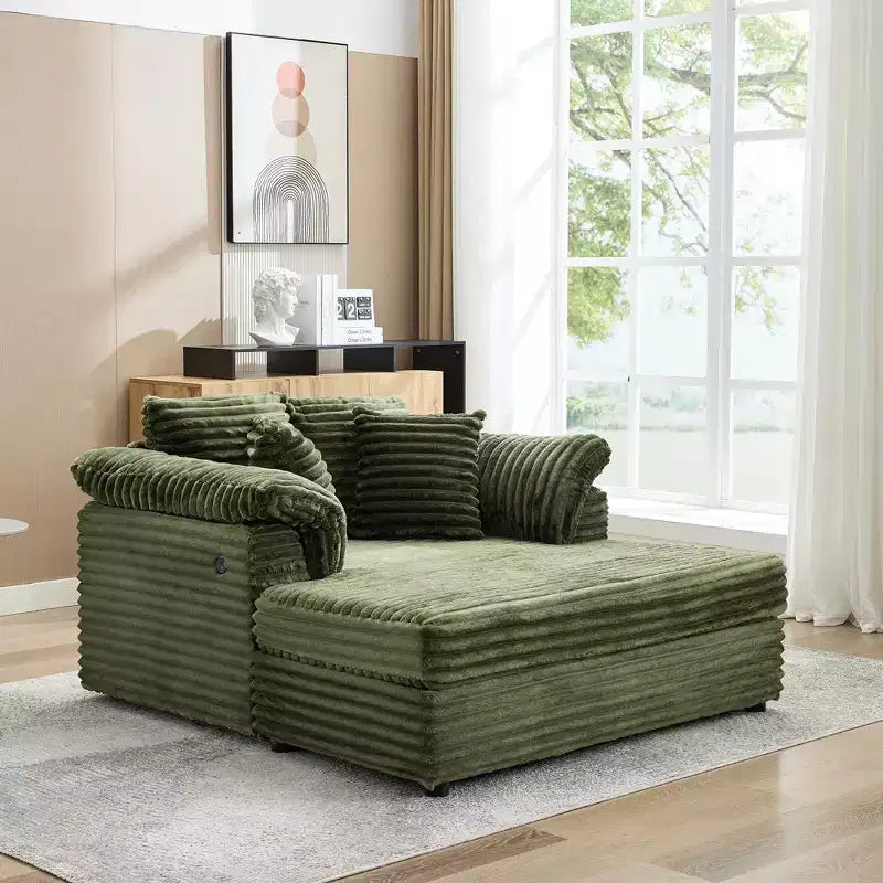Poltrona chaise longue oversize da interno, comodo divano lounge in velluto a coste con ampi braccioli imbottiti e cuscini decorativi, accogliente divano letto per soggiorno