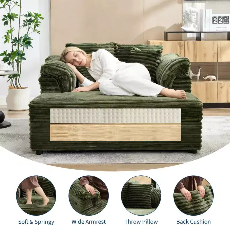 Poltrona chaise longue oversize da interno, comodo divano lounge in velluto a coste con ampi braccioli imbottiti e cuscini decorativi, accogliente divano letto per soggiorno